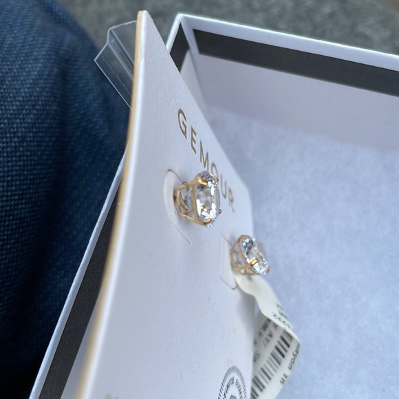 Beautiful earrings. NWT. 14 KT yellow gold, 8mm quality cubic zirconia studs. - Picture 2 of 2